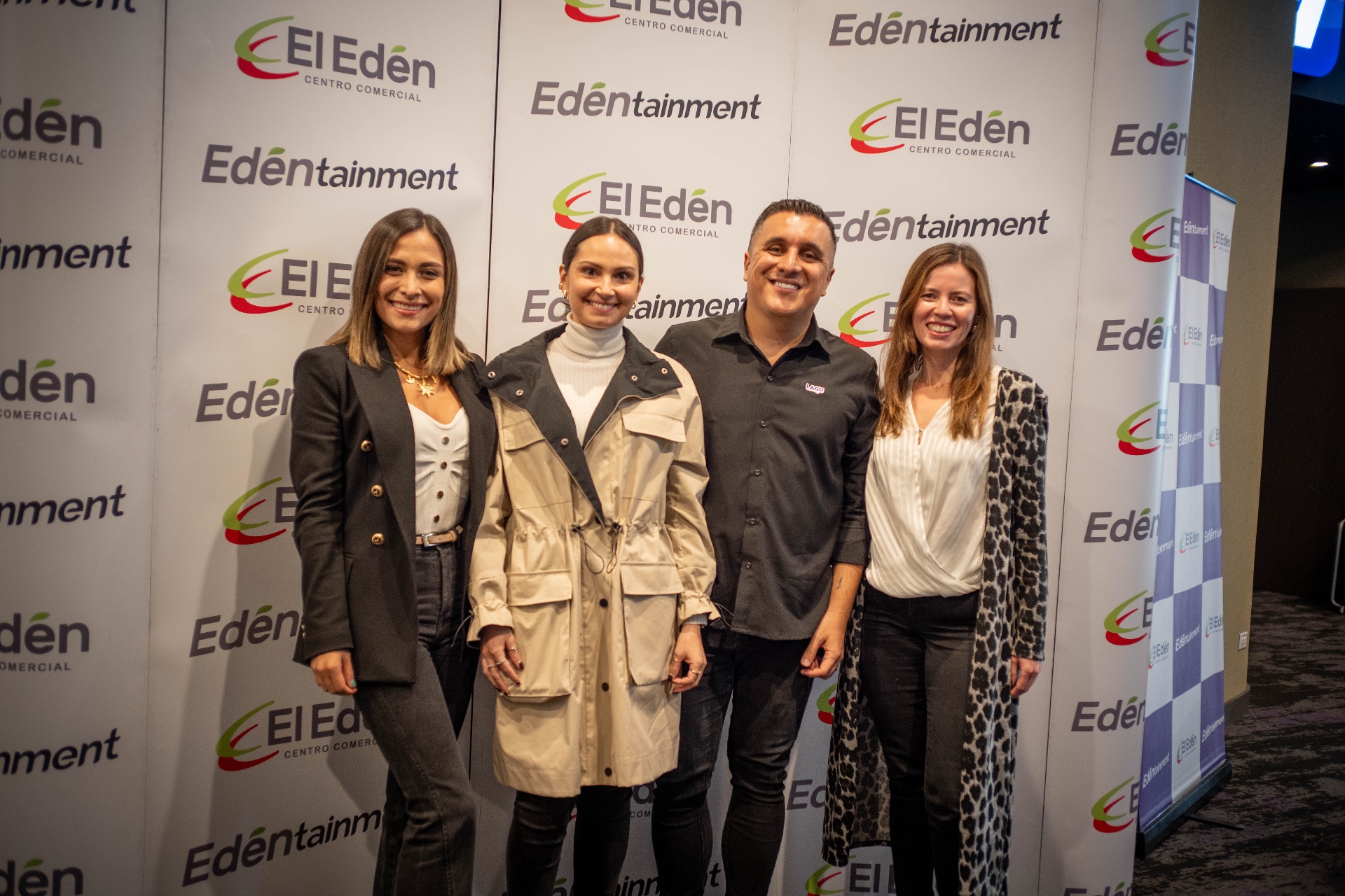 Carlos Laguna en lanzamiento Edentainment con equipo de centro comercial El Edén