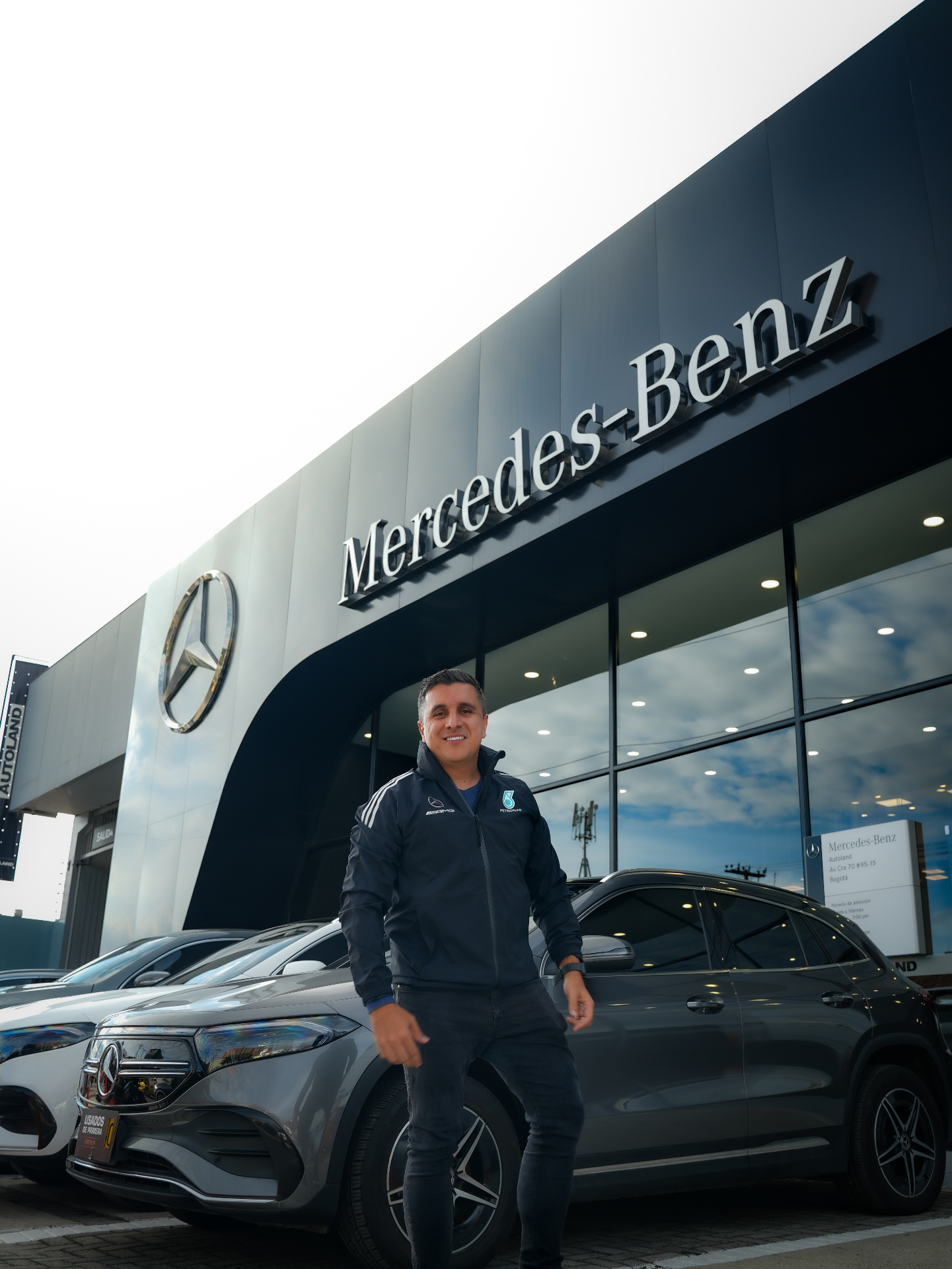 Carlos Laguna frente a concesionario Mercedes-Benz Autoland