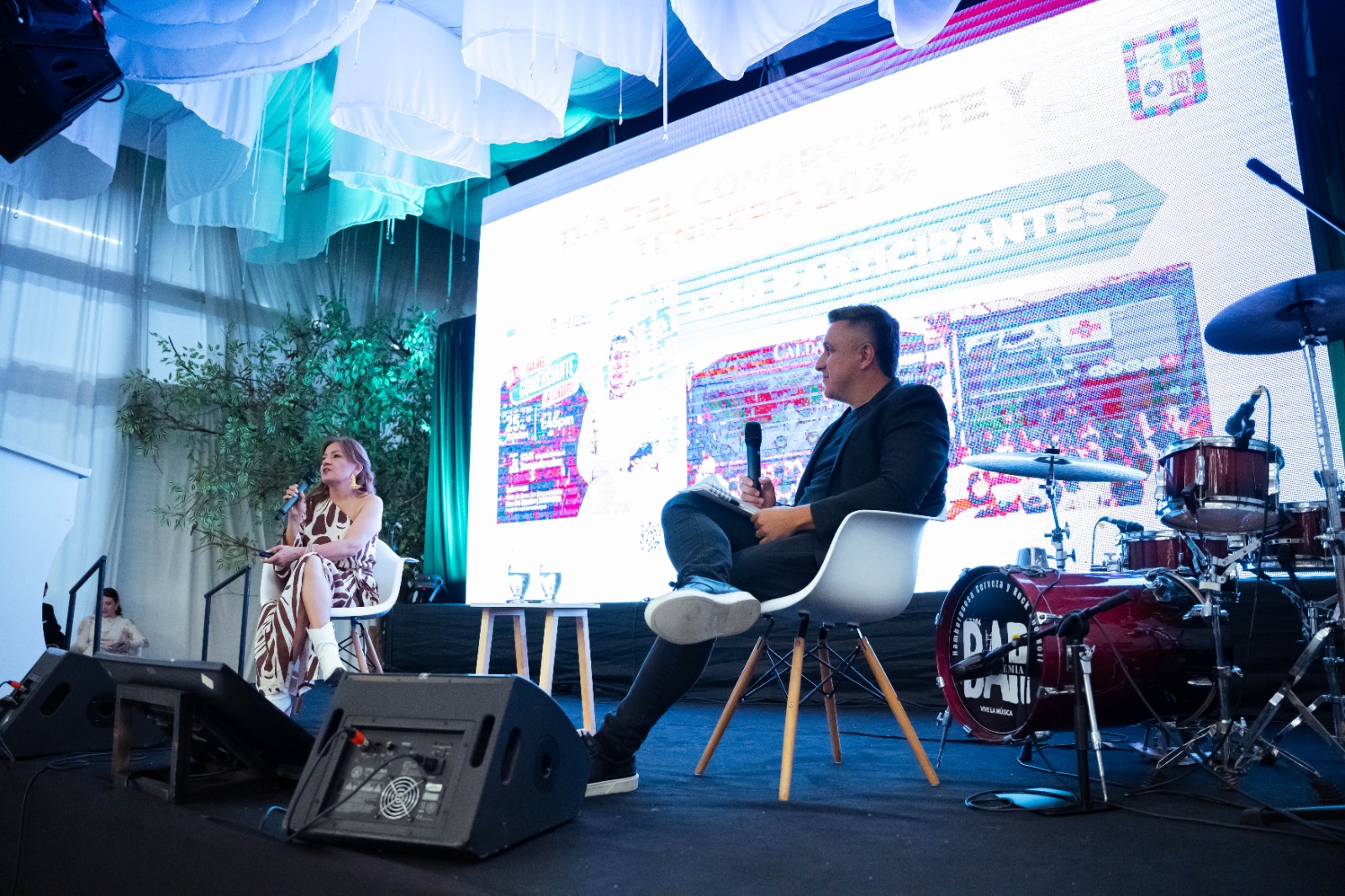 Carlos Laguna como moderador en panel sobre comercio y experiencia