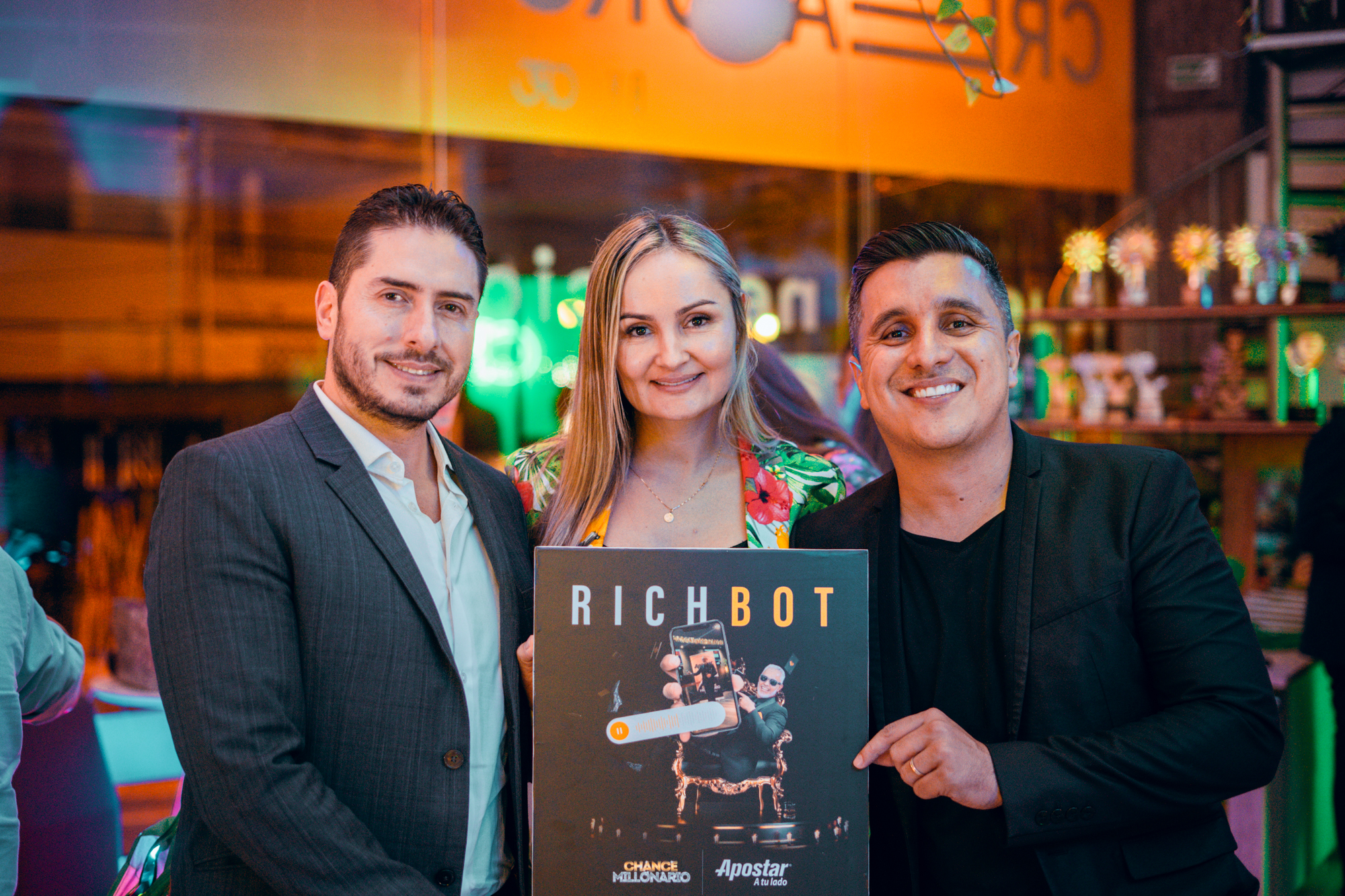 Carlos Laguna con equipo presentando el proyecto Richbot