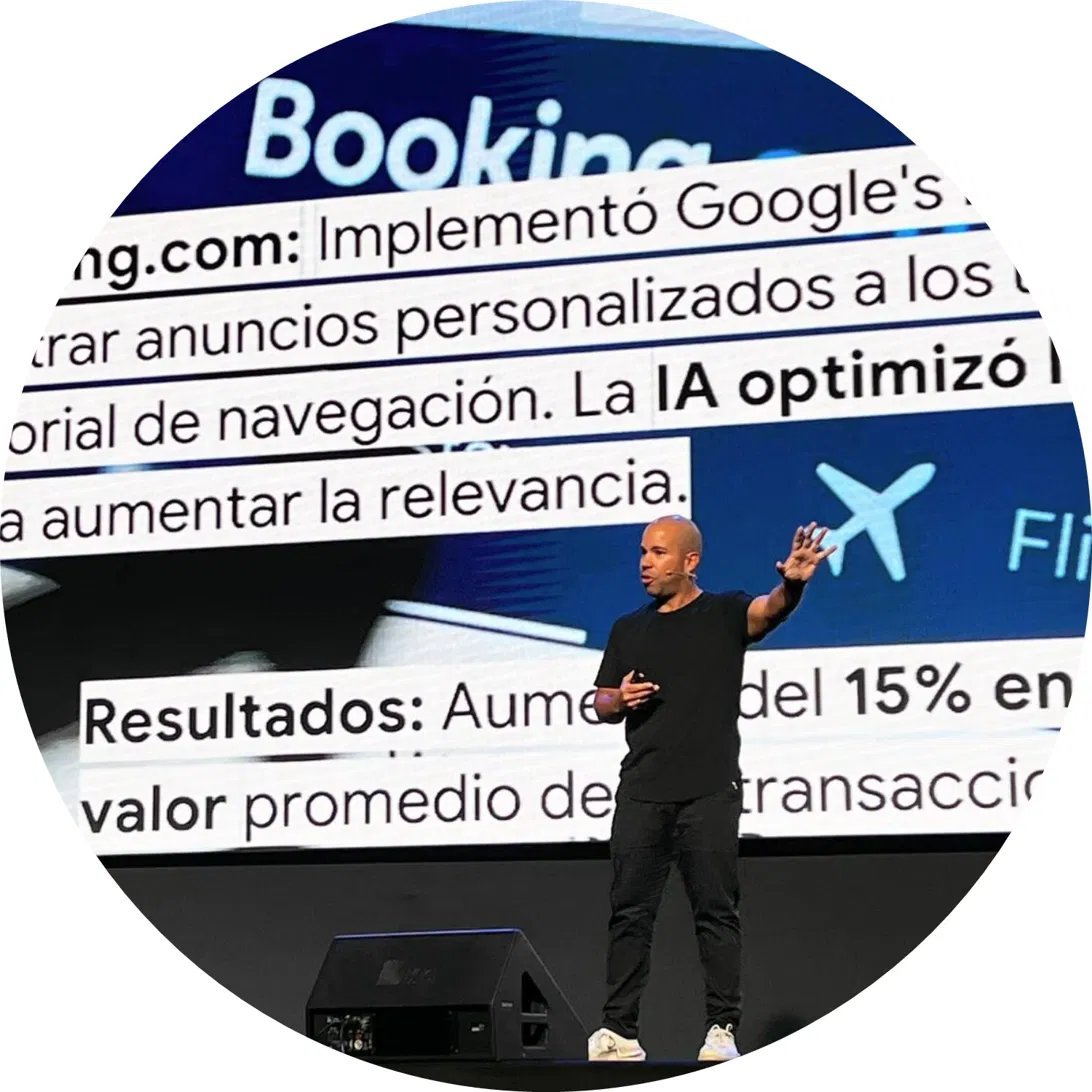 Diego Camacho en escenario presentando el caso real de Booking.com sobre implementación de IA de Google y aumento del 15% en valor promedio de transacción
